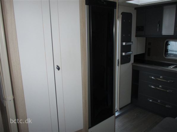 Hobby De Luxe 460 SFf DK LINE