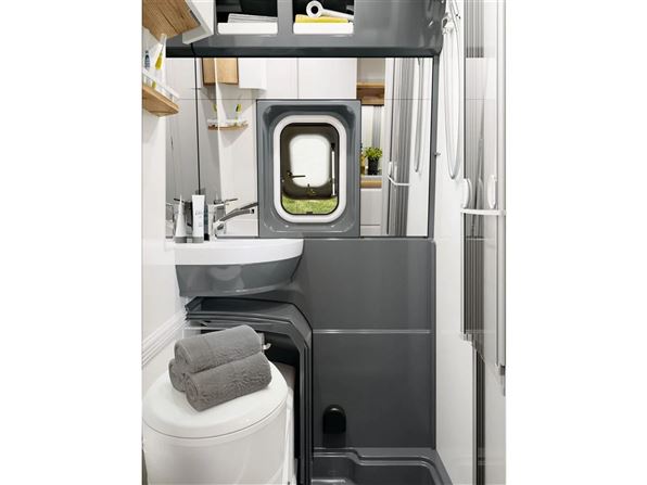 Hobby Prestige VAN 640 ET First Edition