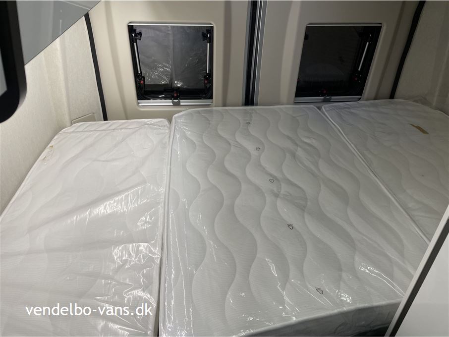 McLouis Menfys Van 1 Next