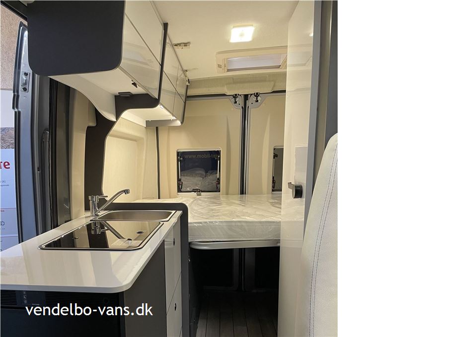 McLouis Menfys Van 1 Next