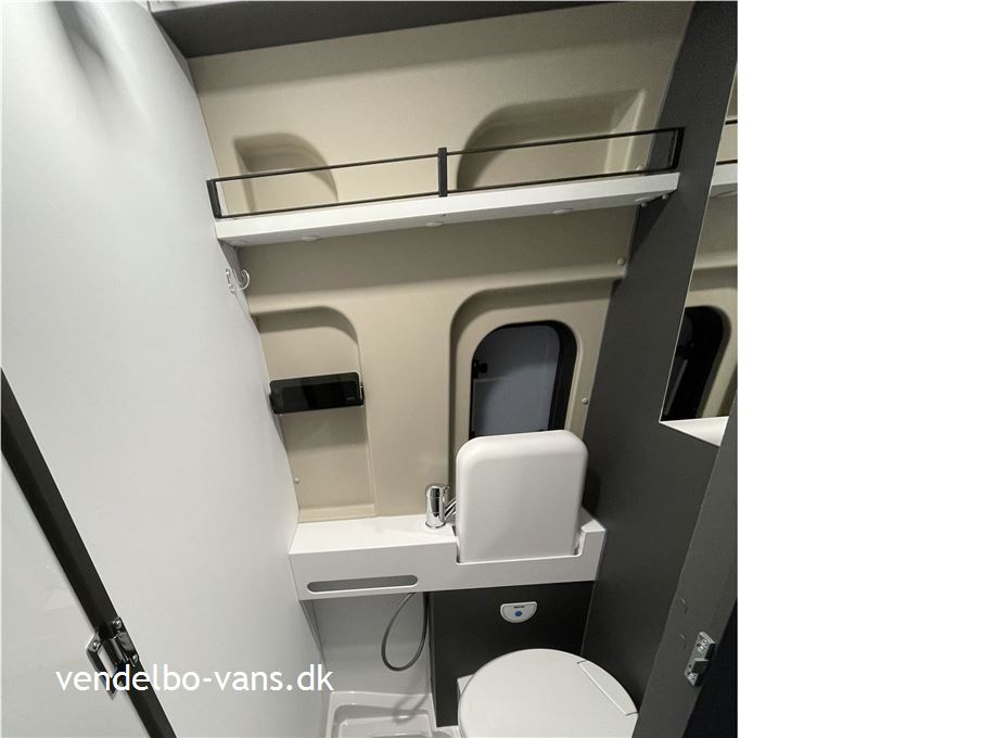 McLouis Menfys Van 1 Next