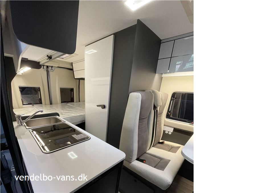 McLouis Menfys Van 1 Next