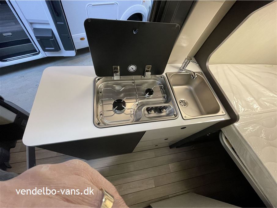 McLouis Menfys Van 1 Next