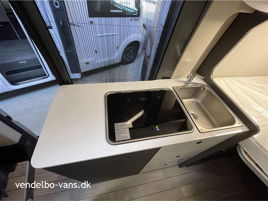 McLouis Menfys Van 1 Next