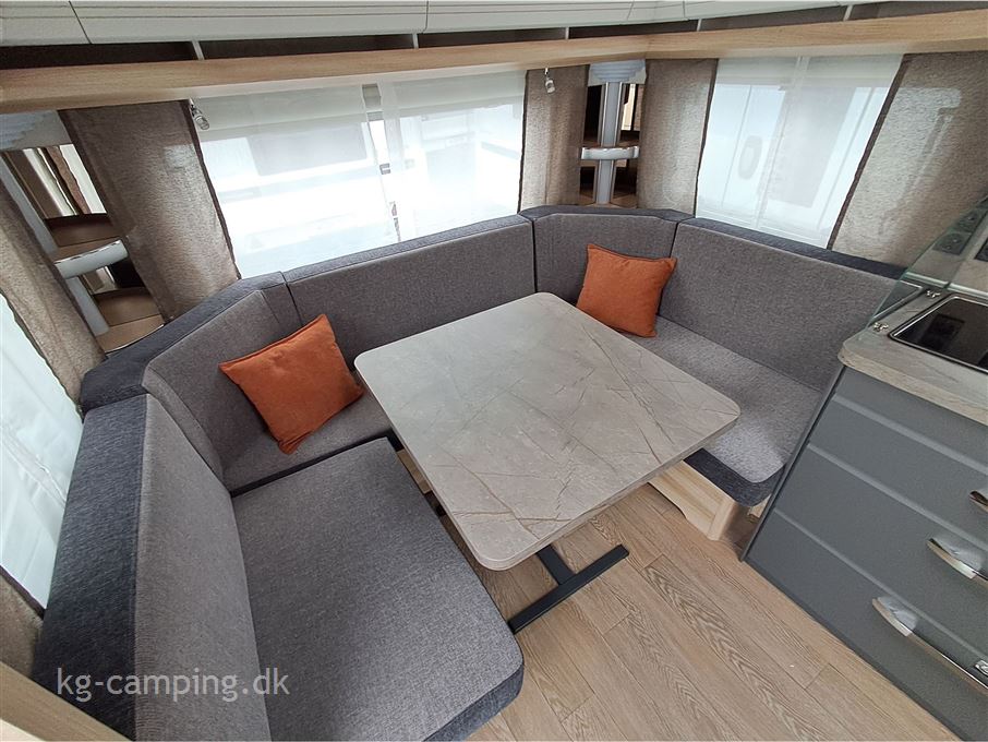 Hobby De Luxe 460 UFe DK LINE