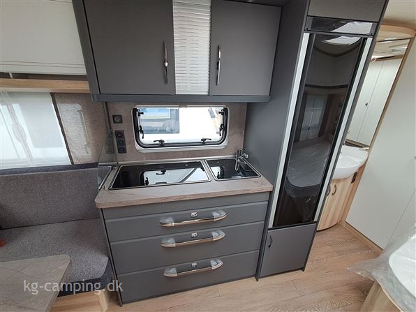 Hobby De Luxe 460 UFe DK LINE