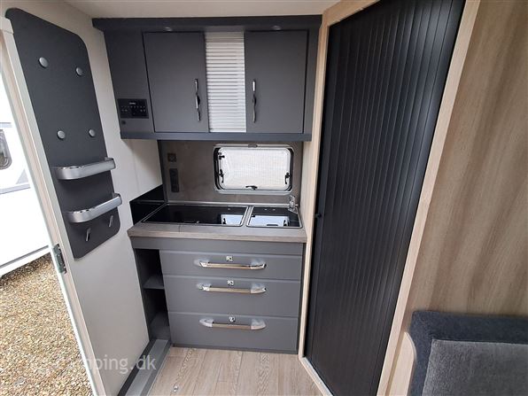 Hobby De Luxe 460 SFf