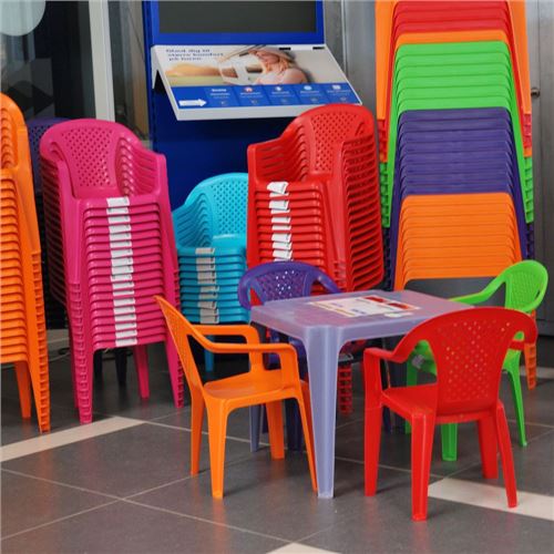 Stabelbar plastborde til børn - 6 farvevarianter