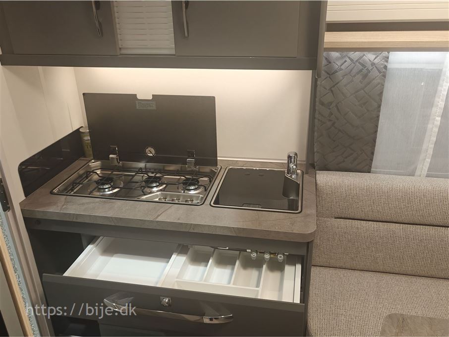Hobby De Luxe 400 SFE