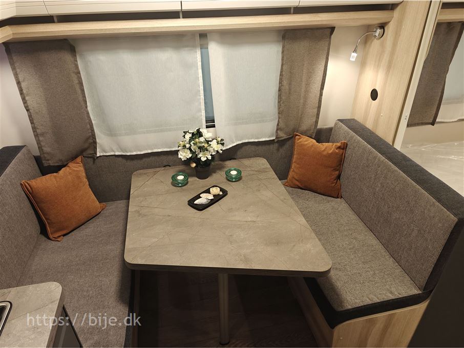 Hobby De Luxe 400 SFE